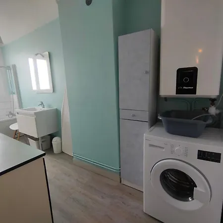 Renove Face A La Avec Balcon - 2 - - Fr-1-323-472 Apartment